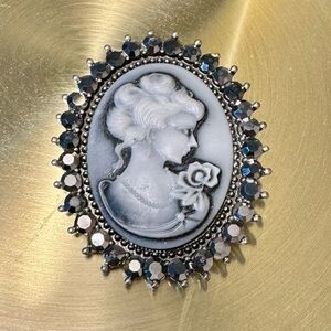 Brooch Vintage Cameo Victorian Style Pin WINDLAND Women Antique Enamel Pin Decor